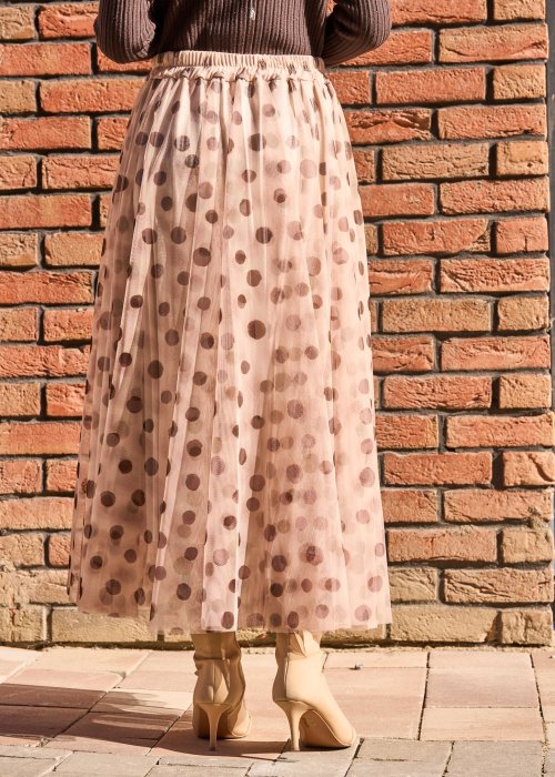 Zwiewna,-tiulowa-spodnica-midi-w-delikatnym-bezowym-odcieniu,-ozdobiona-duzym-wzorem-w-kropki-5.jpg