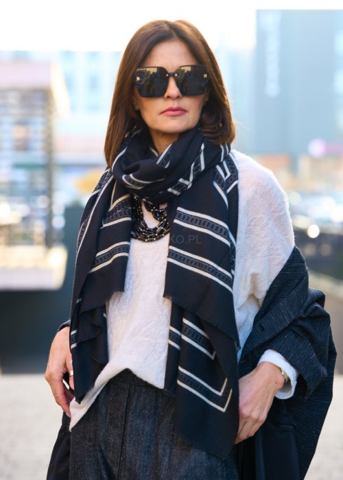 ciemnym szalu z geometrycznym wzorem