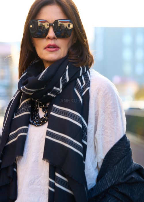 ciemnym szalu z geometrycznym wzorem