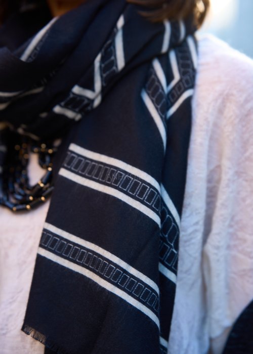 ciemnym szalu z geometrycznym wzorem