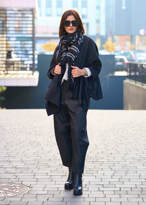 ciemnym szalu z geometrycznym wzorem