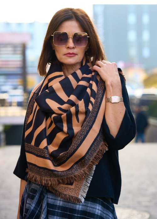 owinięta beżowo-czarną chustą z geometrycznym wzorem