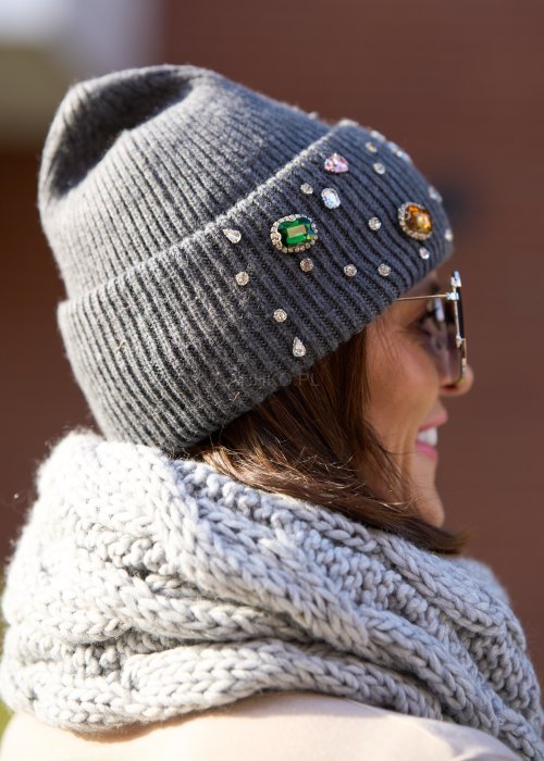 szarej czapce z dużymi kolorowymi kryształkami