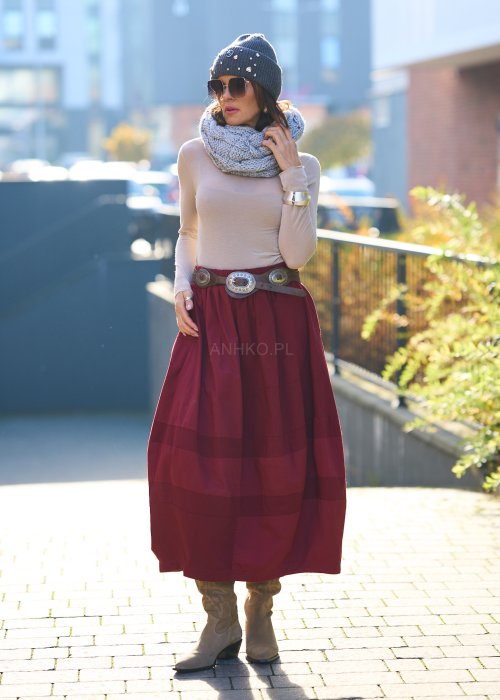 szarej czapce z dużymi kolorowymi kryształkami