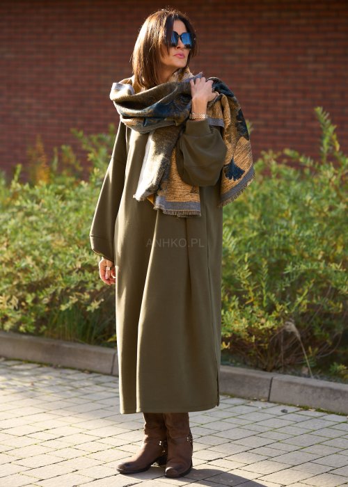 dużą szalikopłachtą we wzór liści w odcieniach złota i zieleni