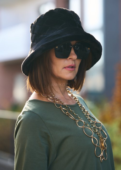 czarnym kapeluszu bucket