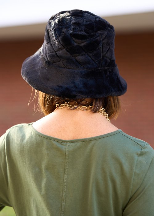 czarnym kapeluszu bucket