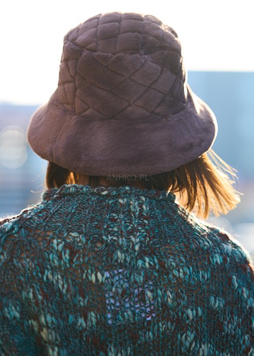 pikowanym kapeluszu bucket