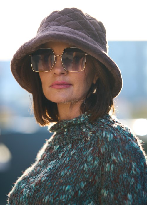 pikowanym kapeluszu bucket