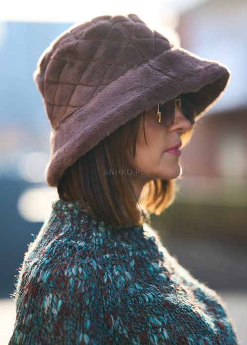 pikowanym kapeluszu bucket