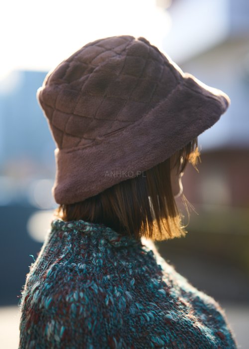 pikowanym kapeluszu bucket