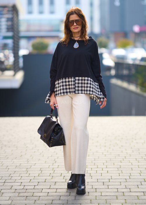 Stylowa czarna bluzka z kontrastowym, kraciastym wzorem na dole i rękawach.