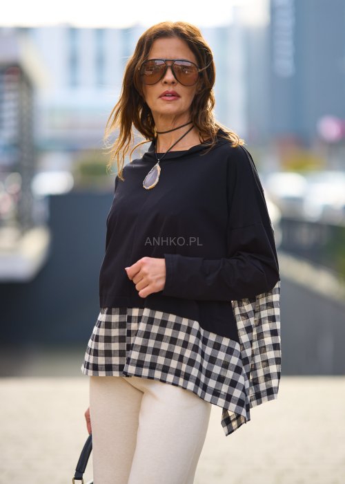 Stylowa czarna bluzka z kontrastowym, kraciastym wzorem na dole i rękawach.
