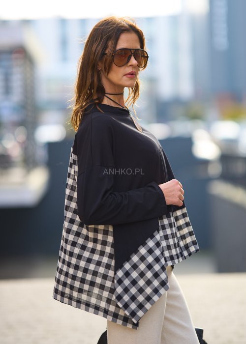 Stylowa czarna bluzka z kontrastowym, kraciastym wzorem na dole i rękawach.