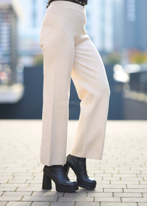 Stylowe i wygodne spodnie o dopasowanym kroju, wykonane z miękkiej mieszanki wiskozy.