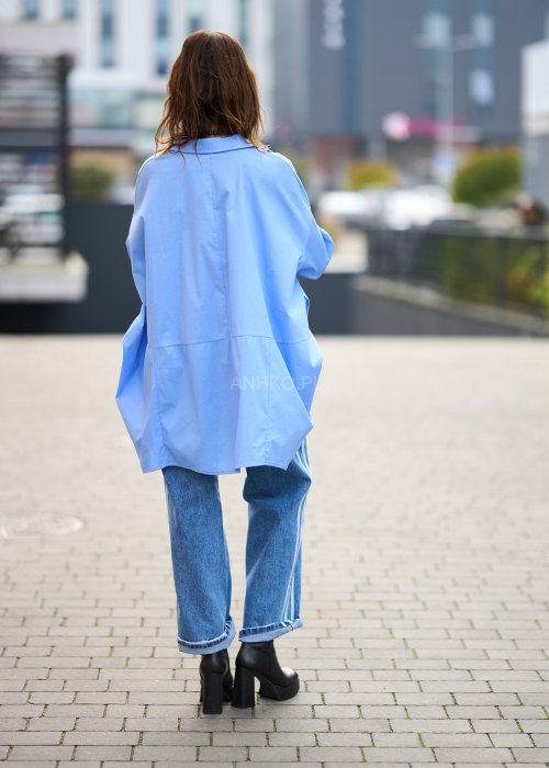 Bawełniana Koszula Damska Night Niebieska gładka oversize z przedłużanym tyłem i długimi rękawami