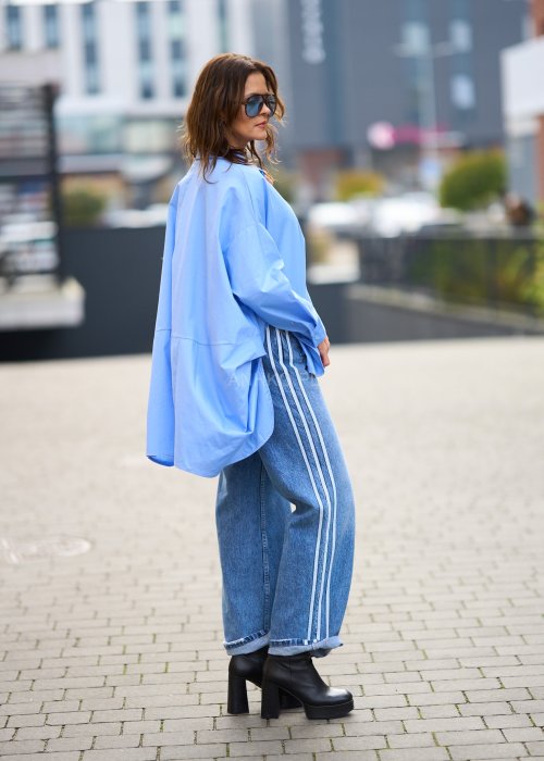 Bawełniana Koszula Damska Night Niebieska gładka oversize z przedłużanym tyłem i długimi rękawami