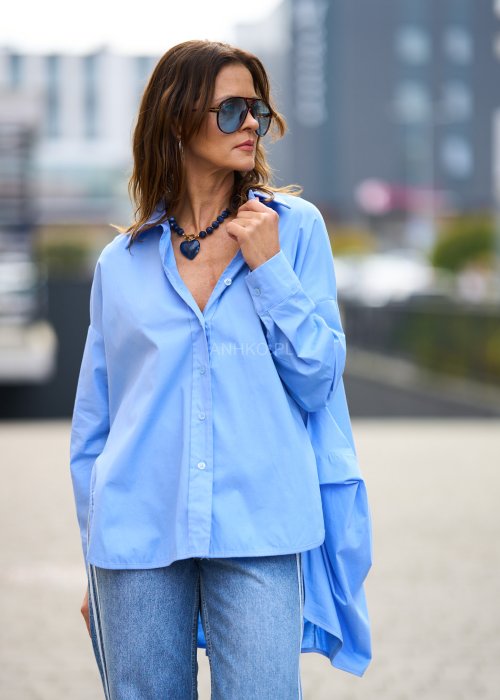 Bawełniana Koszula Damska Night Niebieska gładka oversize z przedłużanym tyłem i długimi rękawami