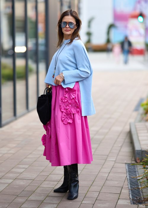 Różowa midi spódnica z ozdobnymi marszczonymi aplikacjami, lekko rozkloszowany fason z gładkiego materiału w stylu boho