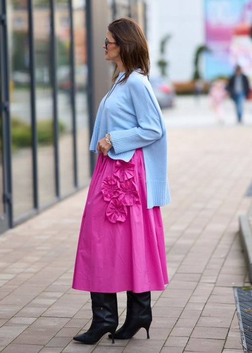 Różowa midi spódnica z ozdobnymi marszczonymi aplikacjami, lekko rozkloszowany fason z gładkiego materiału w stylu boho