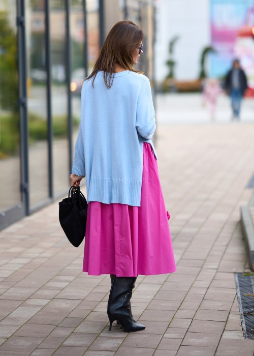 Różowa midi spódnica z ozdobnymi marszczonymi aplikacjami, lekko rozkloszowany fason z gładkiego materiału w stylu boho