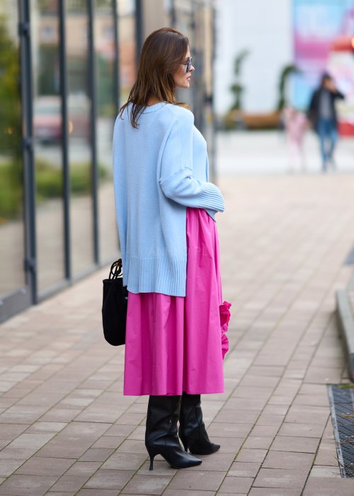 Różowa midi spódnica z ozdobnymi marszczonymi aplikacjami, lekko rozkloszowany fason z gładkiego materiału w stylu boho