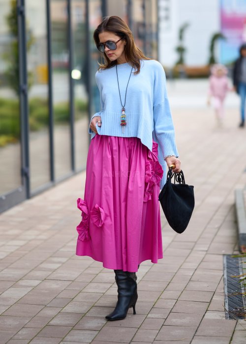 Różowa midi spódnica z ozdobnymi marszczonymi aplikacjami, lekko rozkloszowany fason z gładkiego materiału w stylu boho