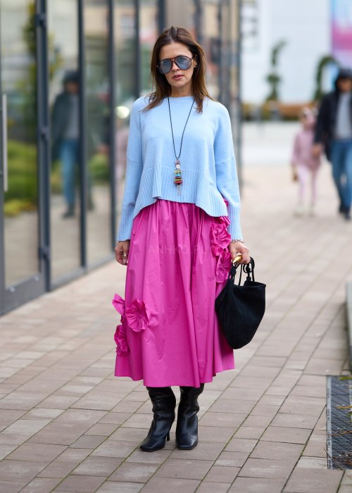 Różowa midi spódnica z ozdobnymi marszczonymi aplikacjami, lekko rozkloszowany fason z gładkiego materiału w stylu boho