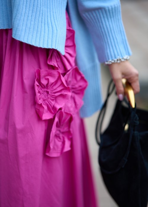 Różowa midi spódnica z ozdobnymi marszczonymi aplikacjami, lekko rozkloszowany fason z gładkiego materiału w stylu boho