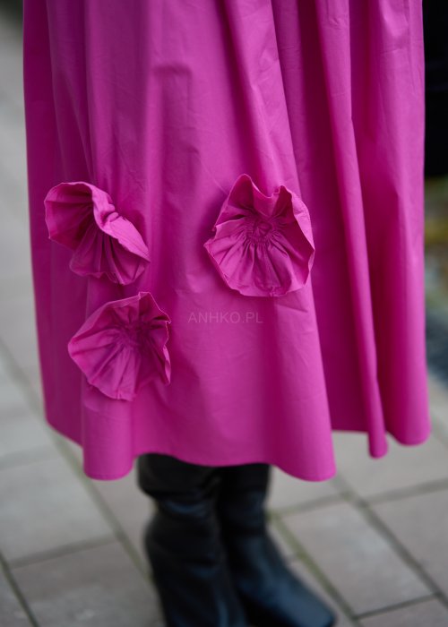 Różowa midi spódnica z ozdobnymi marszczonymi aplikacjami, lekko rozkloszowany fason z gładkiego materiału w stylu boho