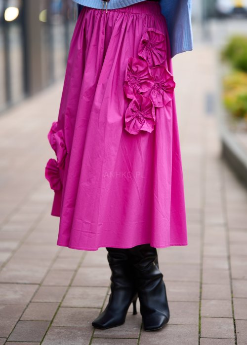 Różowa midi spódnica z ozdobnymi marszczonymi aplikacjami, lekko rozkloszowany fason z gładkiego materiału w stylu boho