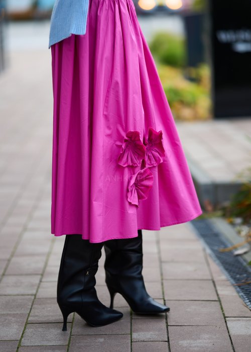 Różowa midi spódnica z ozdobnymi marszczonymi aplikacjami, lekko rozkloszowany fason z gładkiego materiału w stylu boho