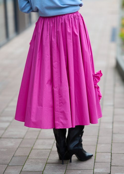 Różowa midi spódnica z ozdobnymi marszczonymi aplikacjami, lekko rozkloszowany fason z gładkiego materiału w stylu boho