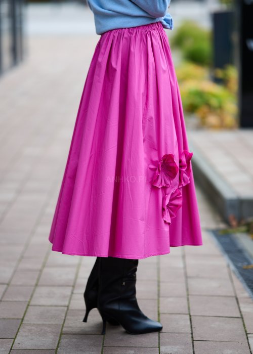 Różowa midi spódnica z ozdobnymi marszczonymi aplikacjami, lekko rozkloszowany fason z gładkiego materiału w stylu boho