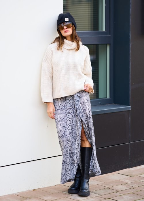 Kremowy sweter z miękkiej dzianiny, luźny golf, długie rękawy i swobodny, ciepły fason