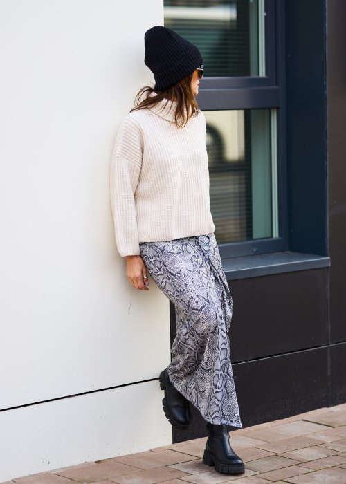 Kremowy sweter z miękkiej dzianiny, luźny golf, długie rękawy i swobodny, ciepły fason