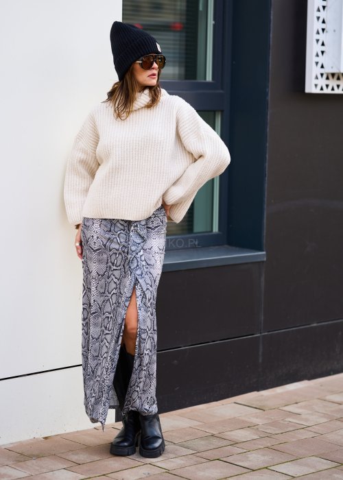 Kremowy sweter z miękkiej dzianiny, luźny golf, długie rękawy i swobodny, ciepły fason