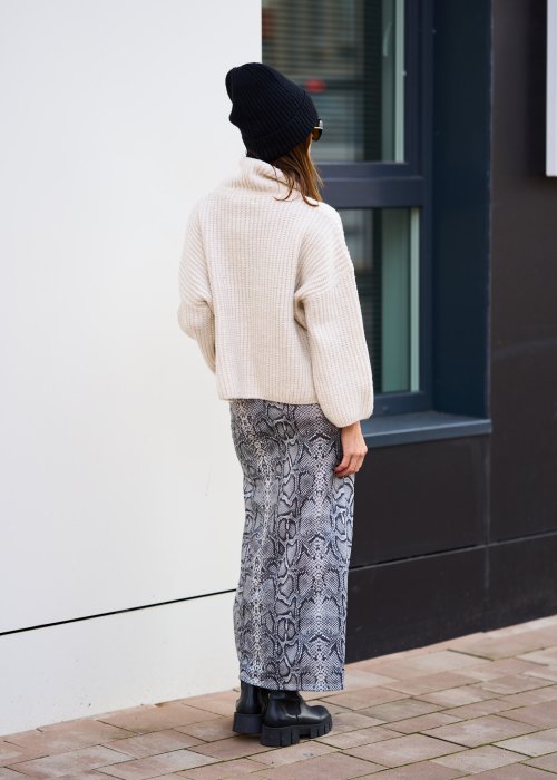 Kremowy sweter z miękkiej dzianiny, luźny golf, długie rękawy i swobodny, ciepły fason