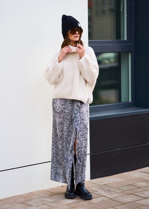 Kremowy sweter z miękkiej dzianiny, luźny golf, długie rękawy i swobodny, ciepły fason