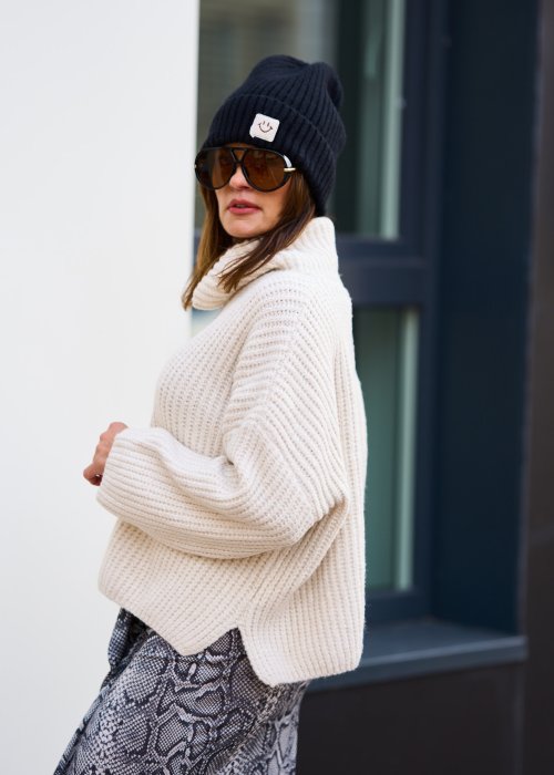 Kremowy sweter z miękkiej dzianiny, luźny golf, długie rękawy i swobodny, ciepły fason