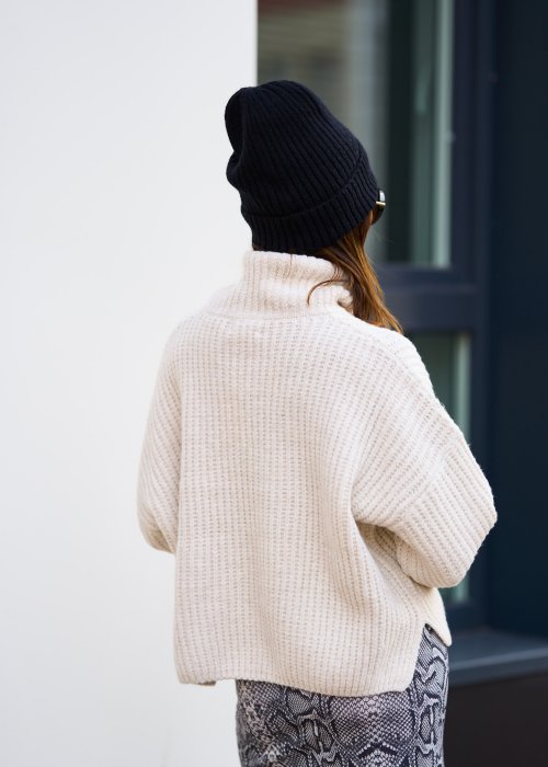 Kremowy sweter z miękkiej dzianiny, luźny golf, długie rękawy i swobodny, ciepły fason