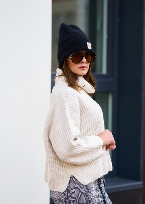 Kremowy sweter z miękkiej dzianiny, luźny golf, długie rękawy i swobodny, ciepły fason