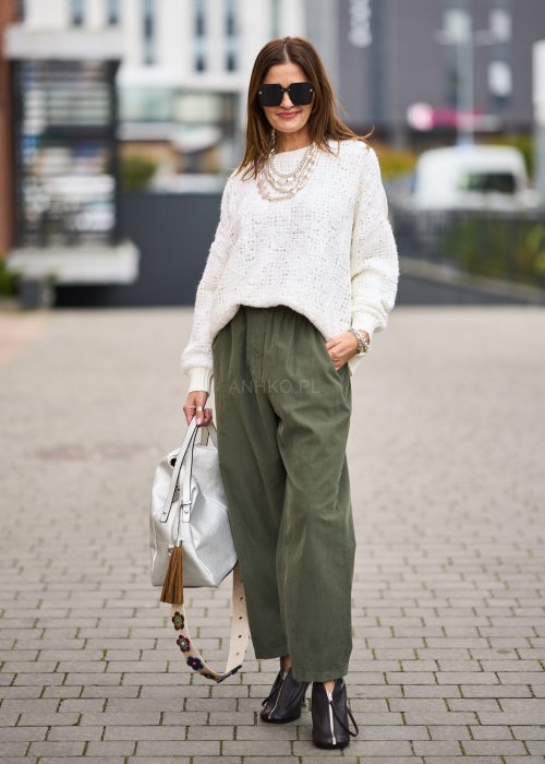 Biały sweter damski o grubym splocie z miękkiej dzianiny, luźny fason z okrągłym dekoltem