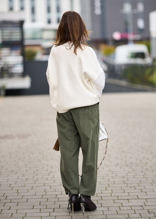 Biały sweter damski o grubym splocie z miękkiej dzianiny, luźny fason z okrągłym dekoltem