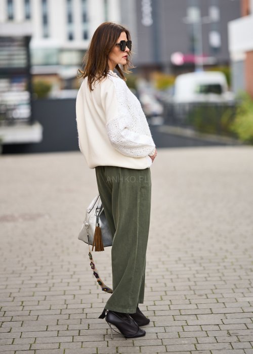 Biały sweter damski o grubym splocie z miękkiej dzianiny, luźny fason z okrągłym dekoltem