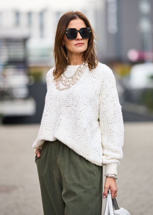 Biały sweter damski o grubym splocie z miękkiej dzianiny, luźny fason z okrągłym dekoltem