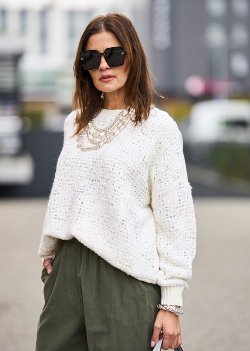 Biały sweter damski o grubym splocie z miękkiej dzianiny, luźny fason z okrągłym dekoltem