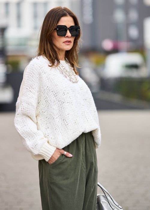 Biały sweter damski o grubym splocie z miękkiej dzianiny, luźny fason z okrągłym dekoltem