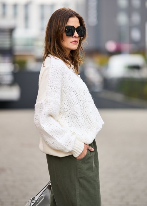 Biały sweter damski o grubym splocie z miękkiej dzianiny, luźny fason z okrągłym dekoltem