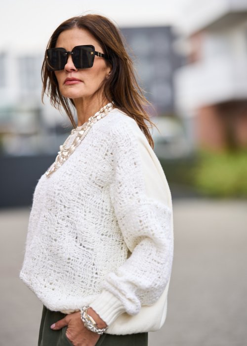 Biały sweter damski o grubym splocie z miękkiej dzianiny, luźny fason z okrągłym dekoltem